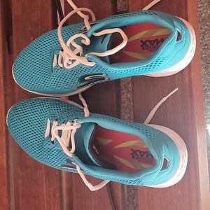 Skechers gotrain tennis shoes